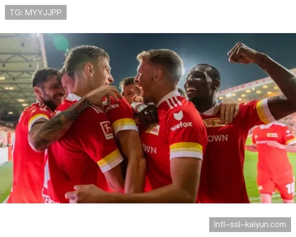 即时：美因茨对阵柏林联，比赛第30分钟因球迷投掷烟火短暂中断。